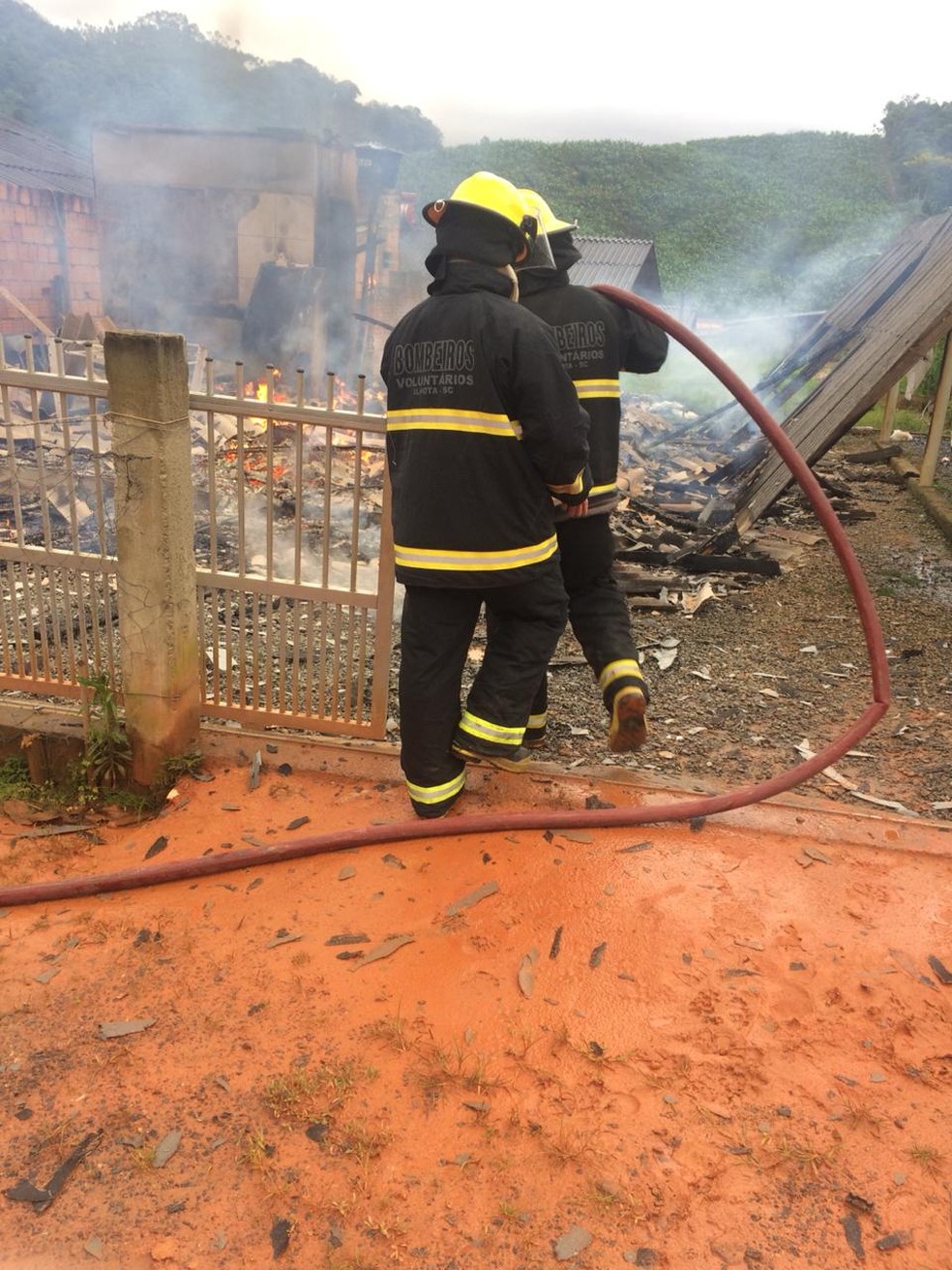 Casa foi totalmente consumida pelas chamas em Ilhota — Foto: Bombeiros Voluntários de Ilhota/Divulgação