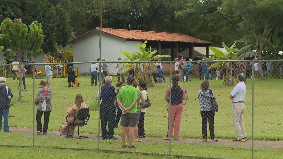 Fila para vacinação contra Covid-19 nesta segunda-feira (5) na Asa Sul. — Foto: TV Globo/Reprodução 