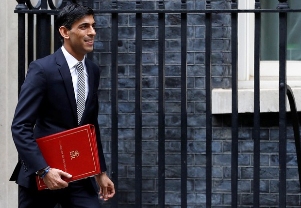 Ministro das Finanças do Reino Unido, Rishi Sunak, é visto em frente a Dowining Street, residência e escritório do primeiro-ministro, em Londres  (Foto: REUTERS/Peter Nicholls)