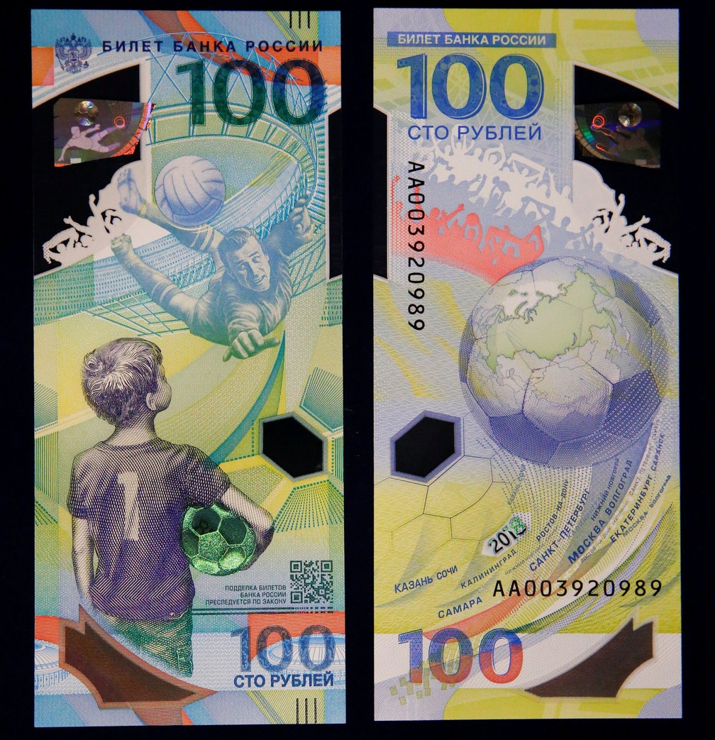 Frente e verso da nota de 100 rublos em homenagem Ã  Copa do Mundo de 2018 com Lev Yashin (Foto: REUTERS/Sergei Karpukhin)
