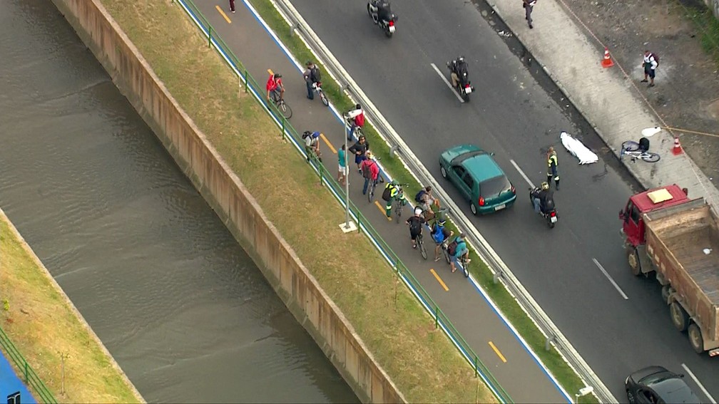 Ciclista morre após ser atropelado por caminhão na Avenida Pery Ronchetti, em São Bernardo — Foto: Reprodução TV Globo