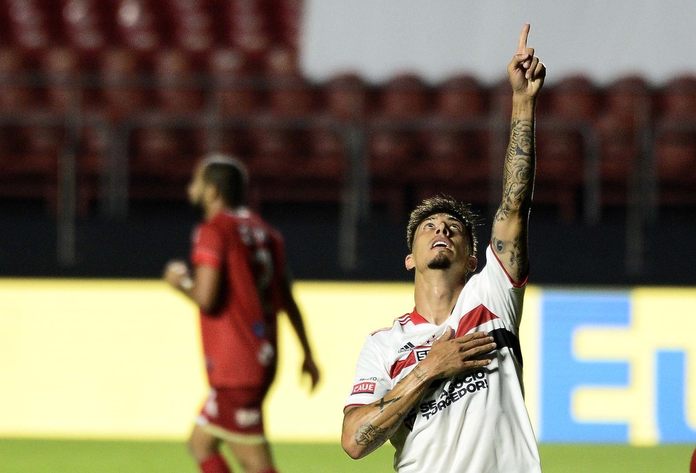 Rigoni comemora seu gol na vitória do São Paulo por 9 a 1  — Foto: Marcos Ribolli