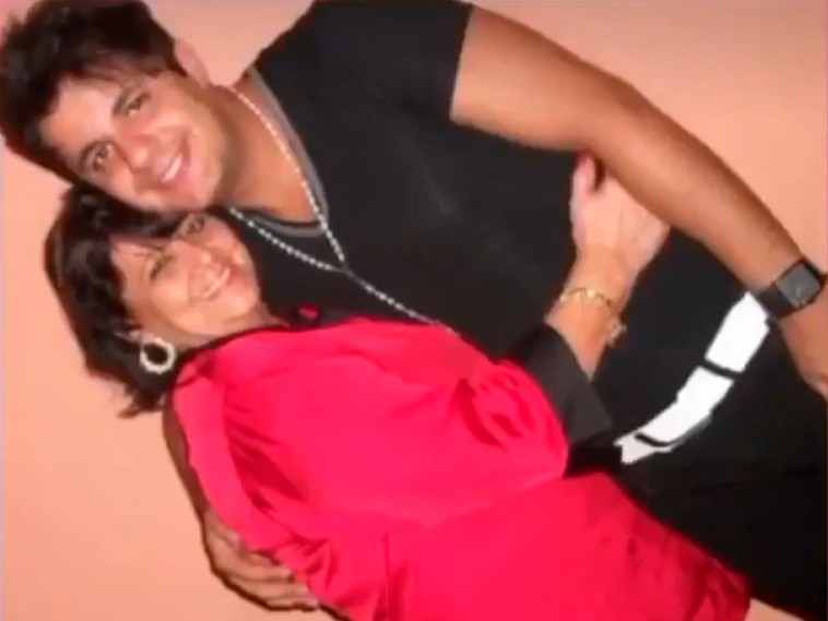 Zenaide Melo abraça o filho Cristiano Araújo (Foto: Reprodução/Instagram)