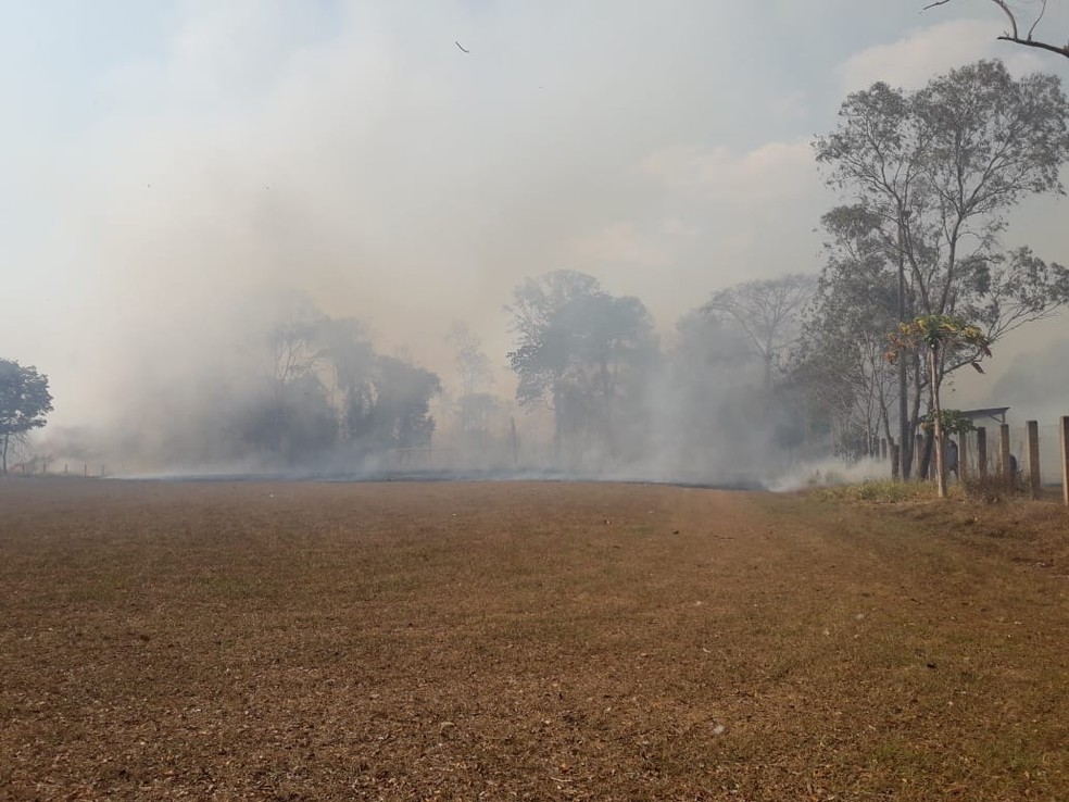 Fumaça sob Espigão D'Oeste após queimada — Foto: Secretaria Municipal de Meio Ambiente/Divulgação