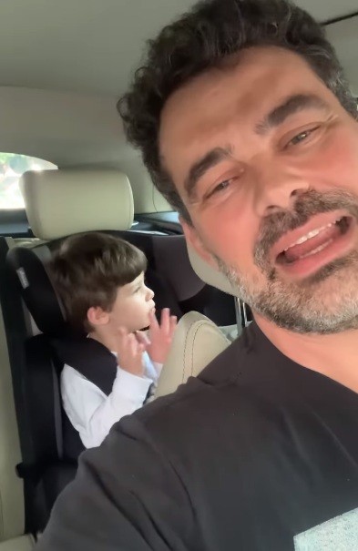 Carmo Dalla Vecchia encanta a web ao surgir cantando com o filho (Foto: Reprodução/ Instagram)