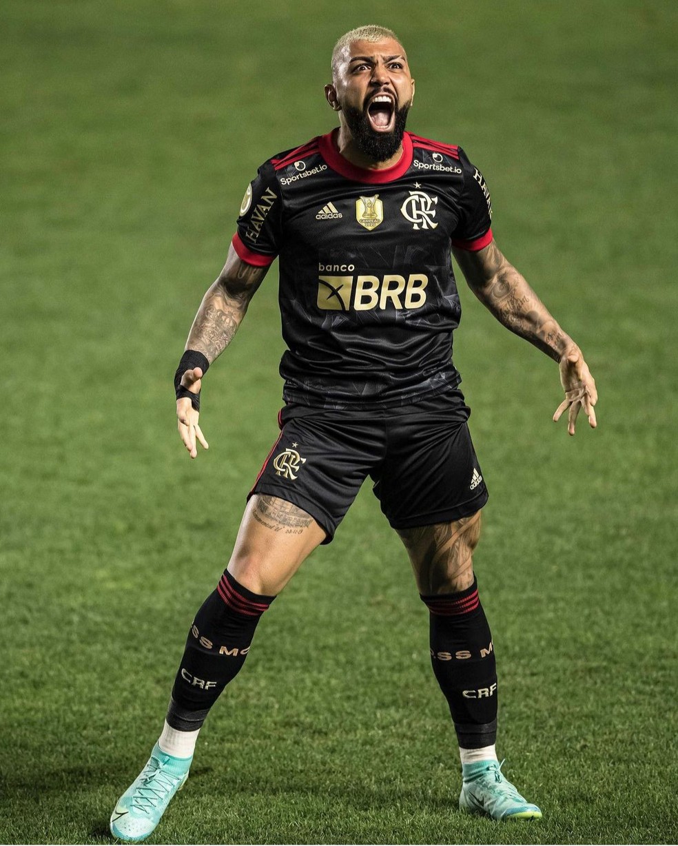 Gabigol comemora um de seus três gols contra o Santos — Foto: André Mourão/ Foto FC