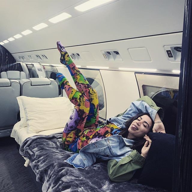 Anitta no avião a caminho da Costa Rica (Foto: Reprodução Instagram)