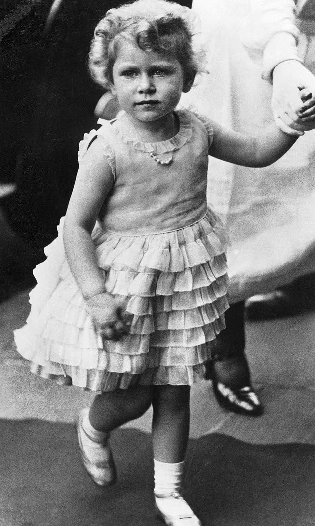 Elizabeth aos 3 anos de idade (Foto: Reprodução)