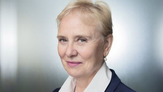 Ann Cairns, vice-presidente da Mastercard, foi confundida como acompanhante do marido em Davos (Foto: ALEX RUMFORD/MASTERCARD via BBC)