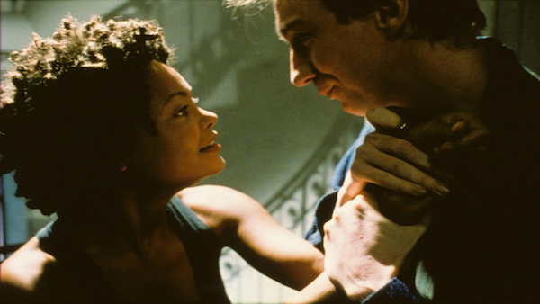 Thandie Newton em cena de 'Assédio' (1998) (Foto: Reprodução)