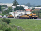Veículo com carga especial volta a congestionar BR-101, em Angra, RJ