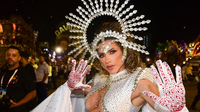 Com fantasia ultracavada, Ana Paula Minerato faz protesto no desfile da  Gavi&otilde;es da Fiel: 'Basta' | Carnaval | gshow