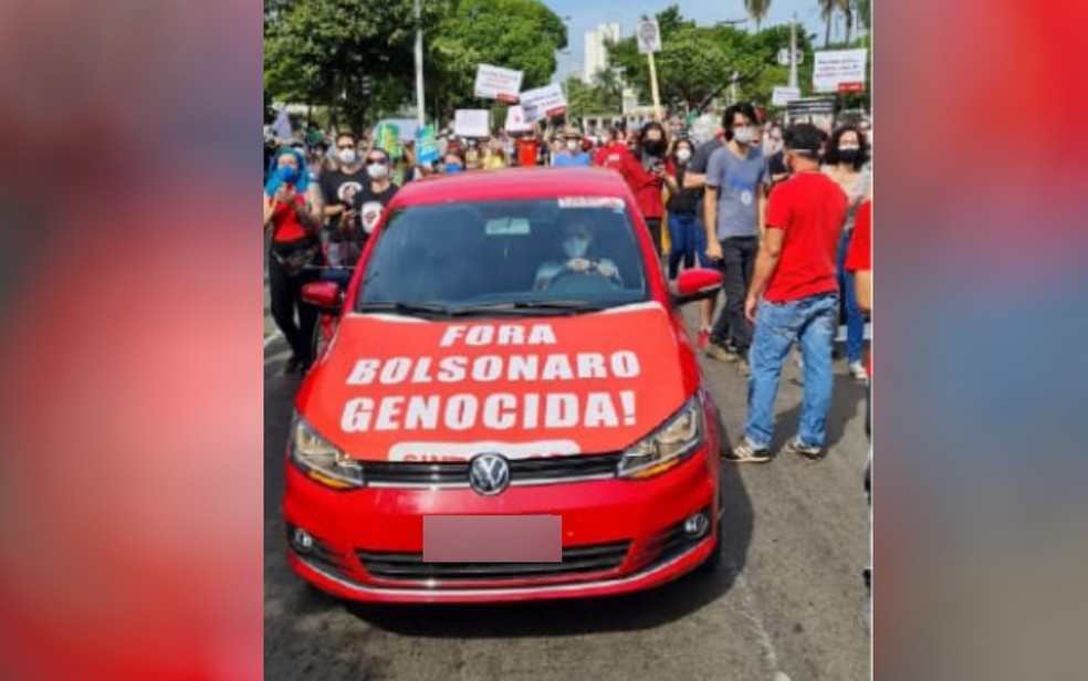 Carro com adesivo 'Fora Bolsonaro Genocida' — Foto: Reprodução/Instagram