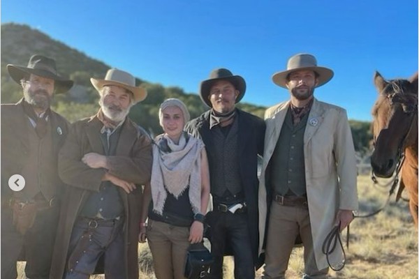 A diretora de fotografia Halyna Hutchins com Alec Baldwin, Jensen Ackles e outros dois atores no set de Rust (Foto: Instagram)