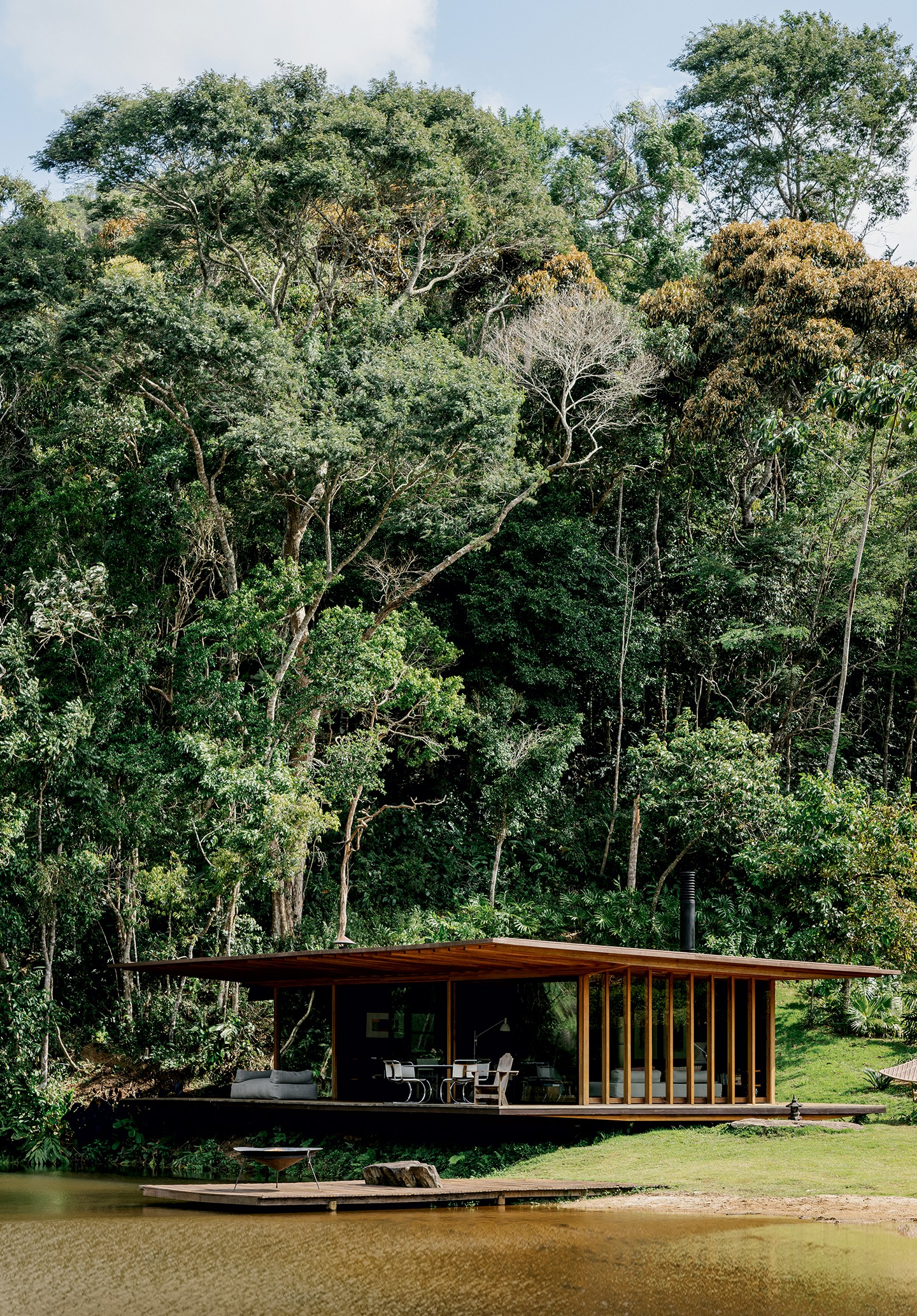 Em Petrópolis, bangalô de 130 m2  à beira de rio é refúgio com vista impecável para a natureza do entorno (Foto: Fran Parente)