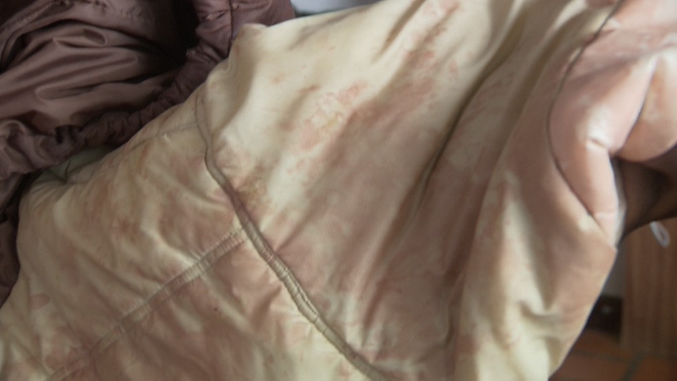 Roupas da vítima ficaram manchadas de sangue — Foto: Reprodução/RPC