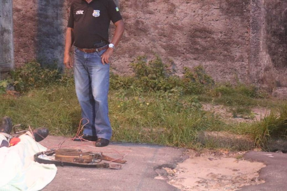 Eletricista usava cinto para se prender a poste quando foi eletrocutado, na Zona Leste de Teresina — Foto: Lucas Marreiros/G1 PI