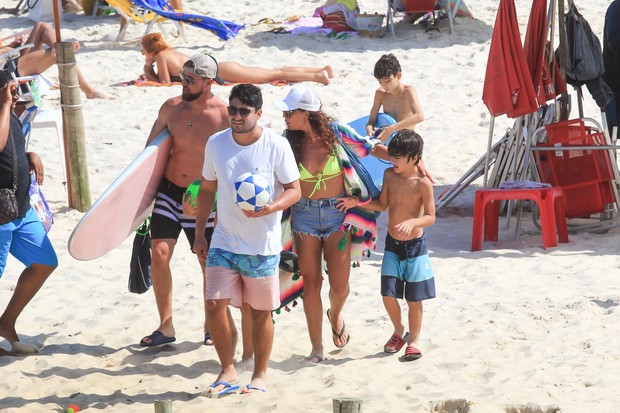 Juliana Paes curte praia com marido e filhos (Foto: Fabricio Pioyani/AgNews)