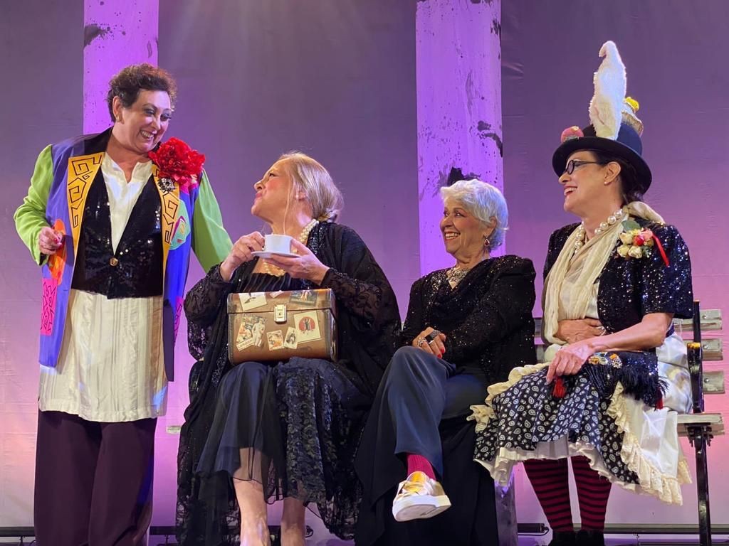 Bárbara Bruno, Lucinha Lins, Nádia Nardini e Sônia de Paula em cena do espetáculo Meninas Velhas (Foto: Divulgação)