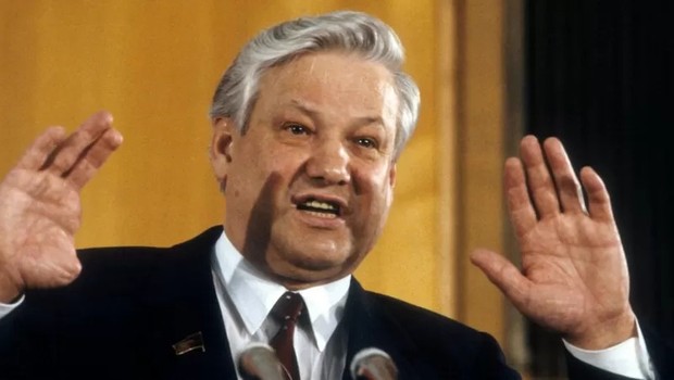 Presidente Boris Yeltsin colocou em prática um amplo projeto de privatizações na Rússia (Foto: GETTY IMAGES via BBC)