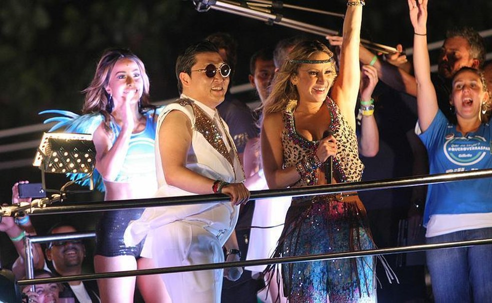 Psy com Sabrina Sato e Claudia Leitte no carnaval de 2013 — Foto: Ronaldo Silva/G1