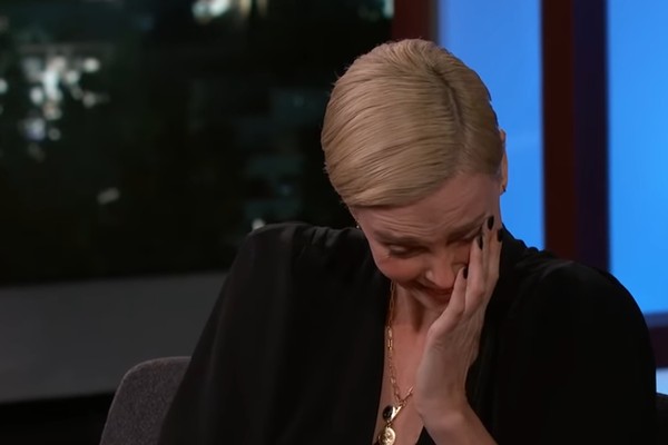 A atriz Charlize Theron chorando de rir ao lembrar de seu pior encontro no programa do apresentador Jimmy Kimmel (Foto: Reprodução)