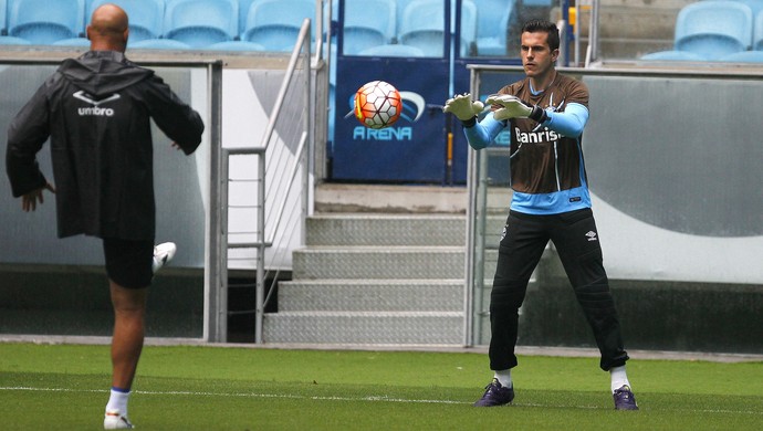 Goleiros do Grêmio iniciam trabalho com a bola da Libertadores