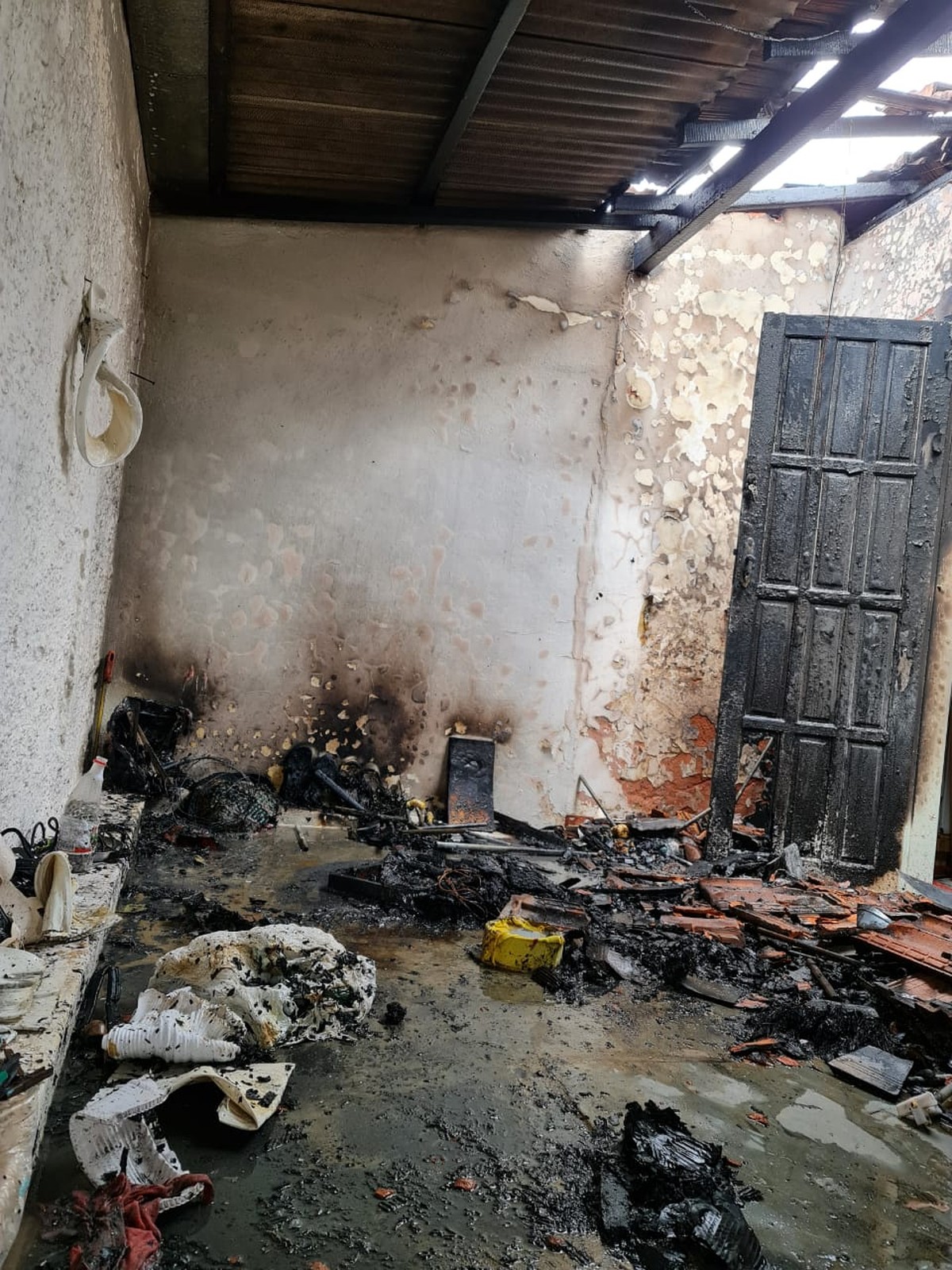 Incêndio atinge telhado de casa em Montes Claros; chamas podem ter sido provocadas após vazamento de gás