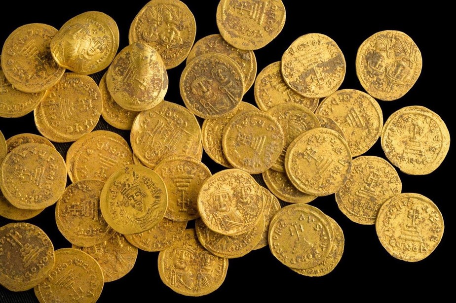 Mais de 40 moedas de ouro foram encontradas por arqueólogos da Autoridade de Antiguidades de Israel