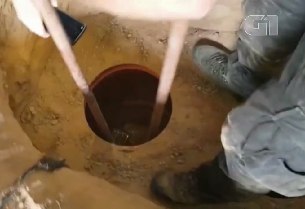 Dentro do 'bunker', construÃ­do sob a baia de animais, tambÃ©m foram encontradas vÃ¡rias bananas de dinamite e muniÃ§Ãµes â€” Foto: PolÃ­cia Civil do RN/DivulgaÃ§Ã£o