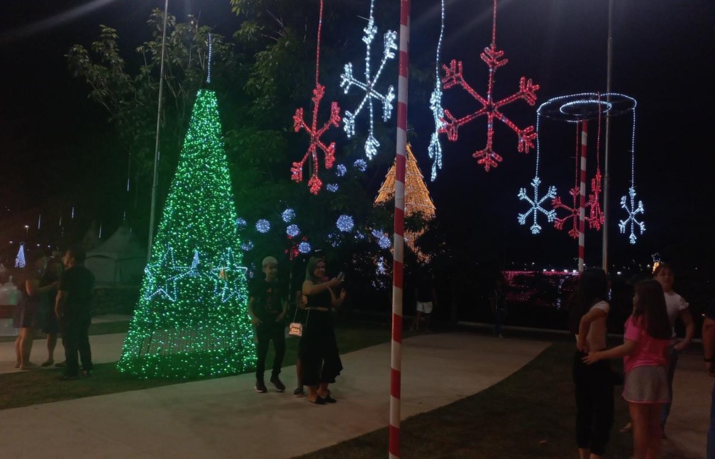 População visita iluminação natalina em Porto Velho — Foto: Jaíne Quele Cruz/g1