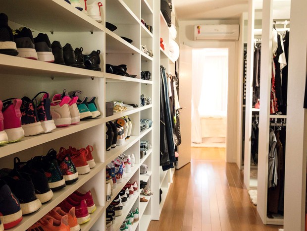 Ao abrir o closet, a cantora brinca: “Você vai entrar no meu shopping!”. São mais de mil peças de vestuário, além de 400 pares de sapatos e acessórios.  (Foto: Marcelo Tabach/Ed. Globo)