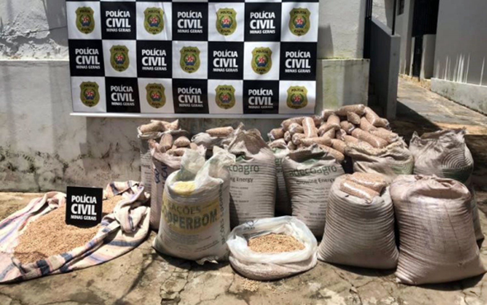 Homem de 56 anos é preso com 800 quilos de feijão furtados em Santo Antônio do Amparo, MG