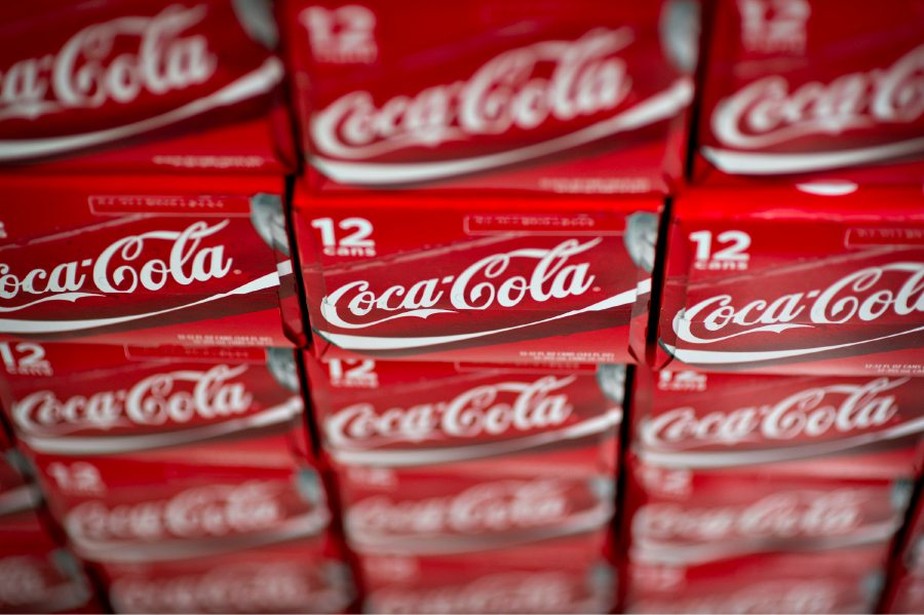 Estados Unidos EUA Empresas Companhia Produtos Consumo Bebidas Alimentos Refrigerantes Coca-Cola - Twelve-packs of Coca-Cola Co. soda sit on display in a supermarket in Princeton, Illinois, U.S., on Friday, Oct. 12, 2012. Coca-Cola Co. is scheduled to rel