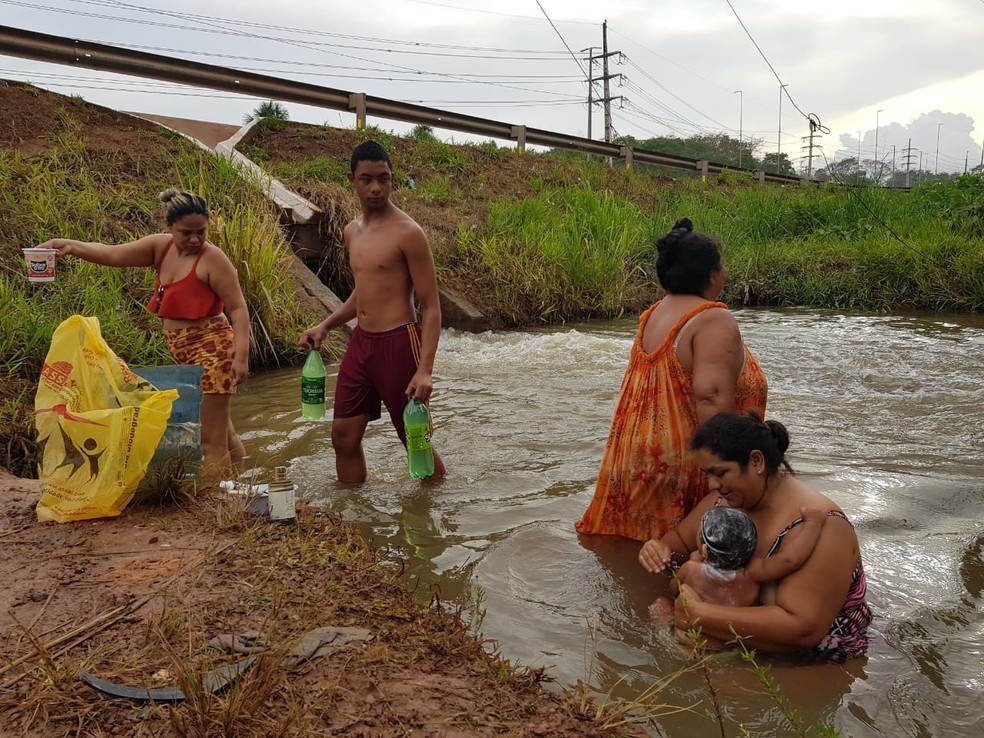 Sem energia para ter acesso a água, famílias em vulnerabilidade procuraram água em córrego em Macapá — Foto: Jorge Júnior/Rede Amazônica
