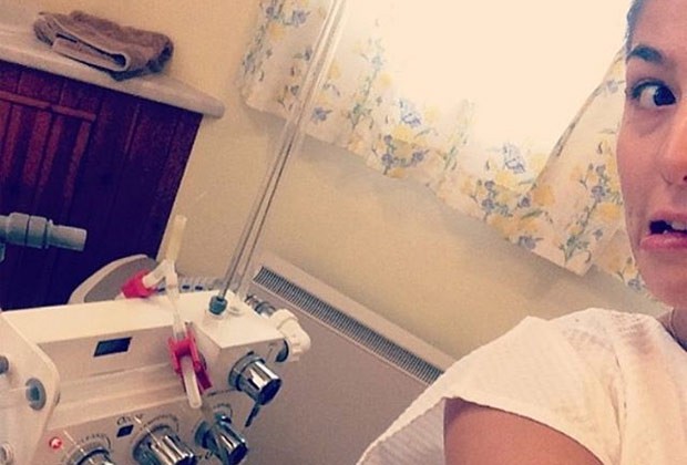Stina compartilha imagem em clínica (Foto: Reprodução/Instagram)