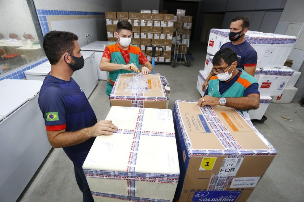 Dois novos lotes de vacinas contra a Covid-19 chegaram ao Ceará na noite desta quarta-feira (30). — Foto: Tatiana Fortes/Governo do Ceará