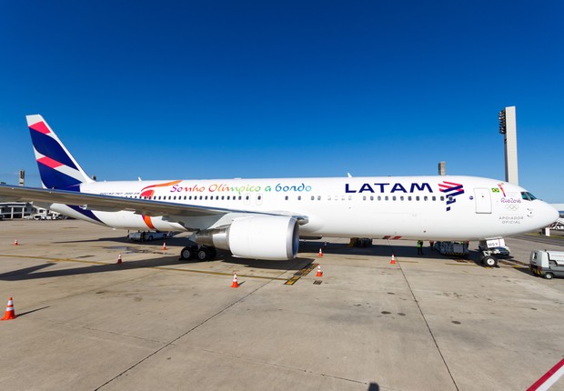 Avião da Latam Airlines com slotan dos Jogos Olímpicos Rio 2016 (Foto: Reprodução/Facebook)