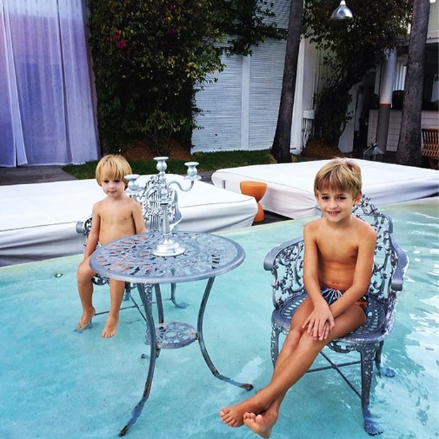 Noah e Guy se divertem na piscina (Foto: Reprodução / Instagram)
