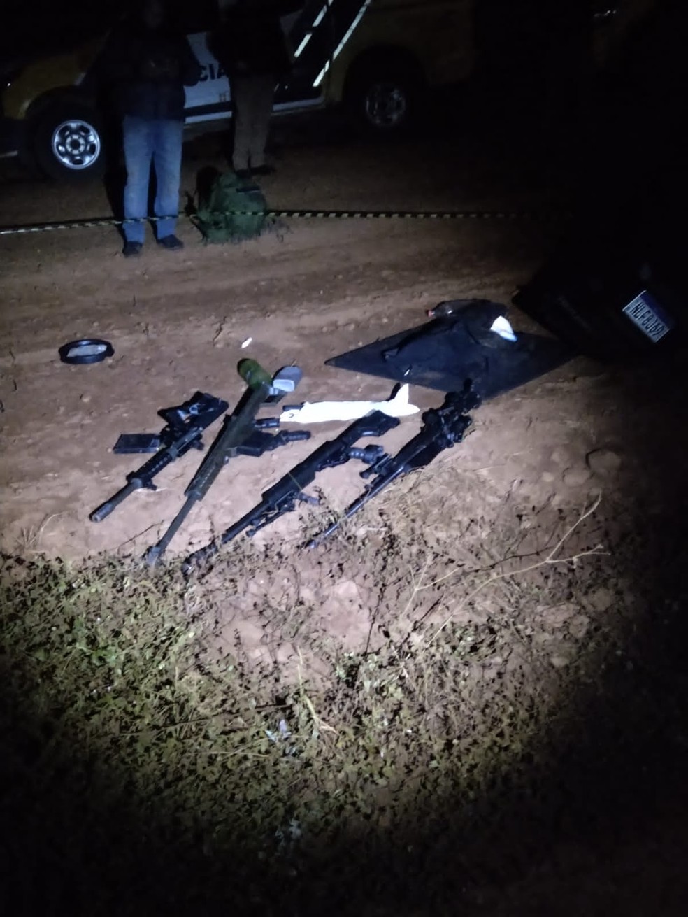Armas deixadas pelos assaltantes em fuga — Foto: Secretaria de Estado da Segurança Pública do Paraná