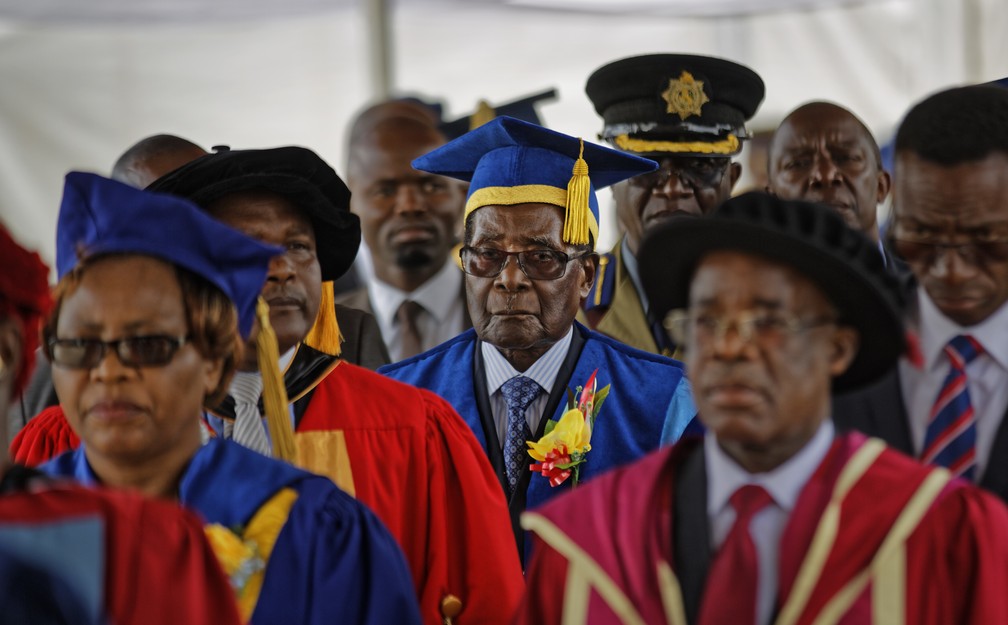 Presidente do Zimbábue, Robert Mugabe, chega à cerimônia de graduação na Universidade Aberta do Zimbábue, em Harare, nesta sexta-feira (17) (Foto: Ben Curtis/ AP)