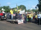 Protesto por impeachment em Rondonópolis (MT) tem rato gigante 