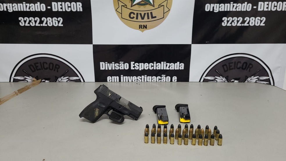 Arma apreendida com suspeitos teria sido tomada de vigia de rua morto em Macaíba, na Grande Natal. — Foto: Polícia Civil/Divulgação