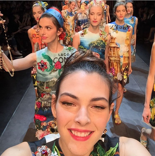 Modelo tira selfie em plena fila final do desfile da Dolce&Gabbana. Bravo! (Foto: Instagram/Reprodução)