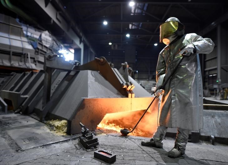 Funcionário trabalha na siderúrgica alemã Salzgitter AG em Salzgitter, Alemanha - siderurgia (Foto: Fabian Bimmer/Reuters)