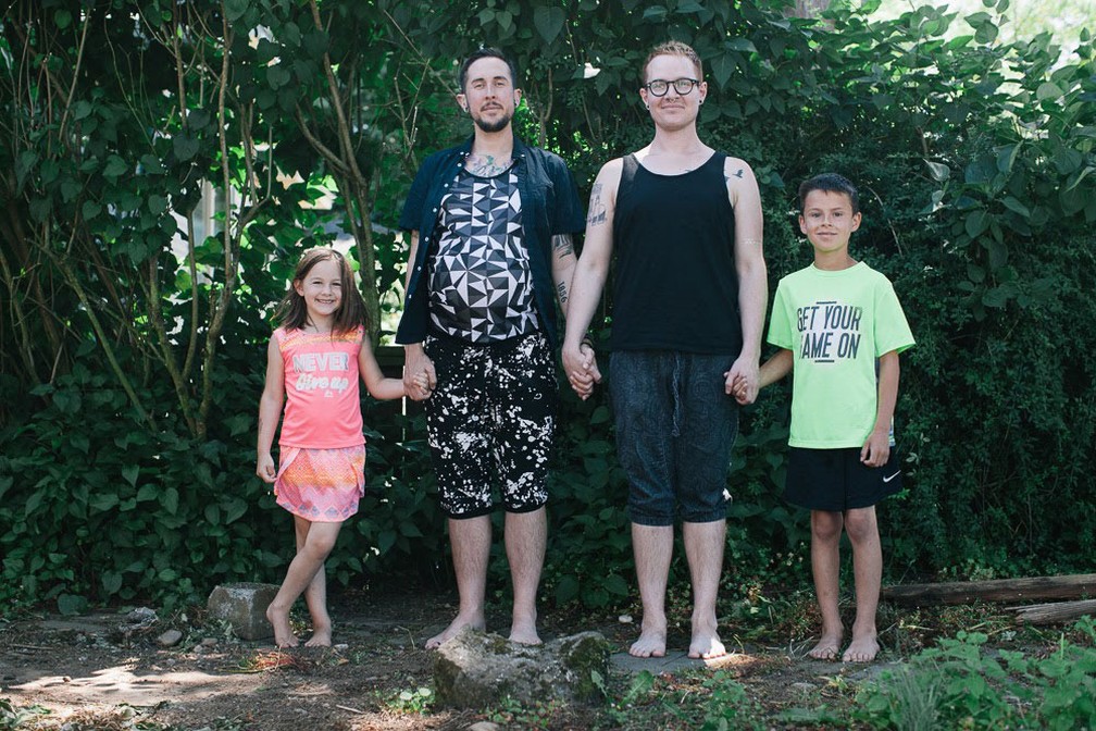 Casal já tinha dois filhos adotivos quando decidiu ter um filho biológico (Foto: Arquivo Pessoal)