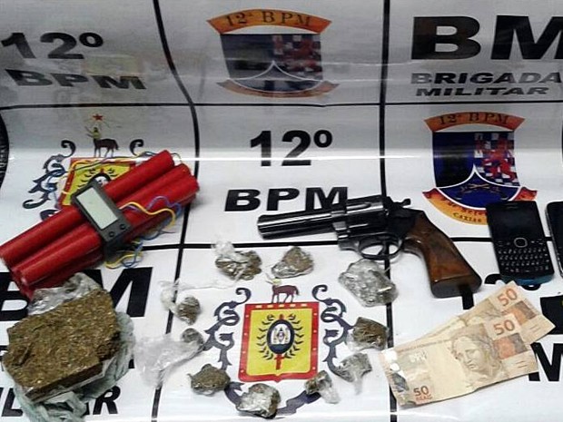 Material apreendido com o suspeito pela Brigada Militar (Foto: Brigada Militar/Divulgação)