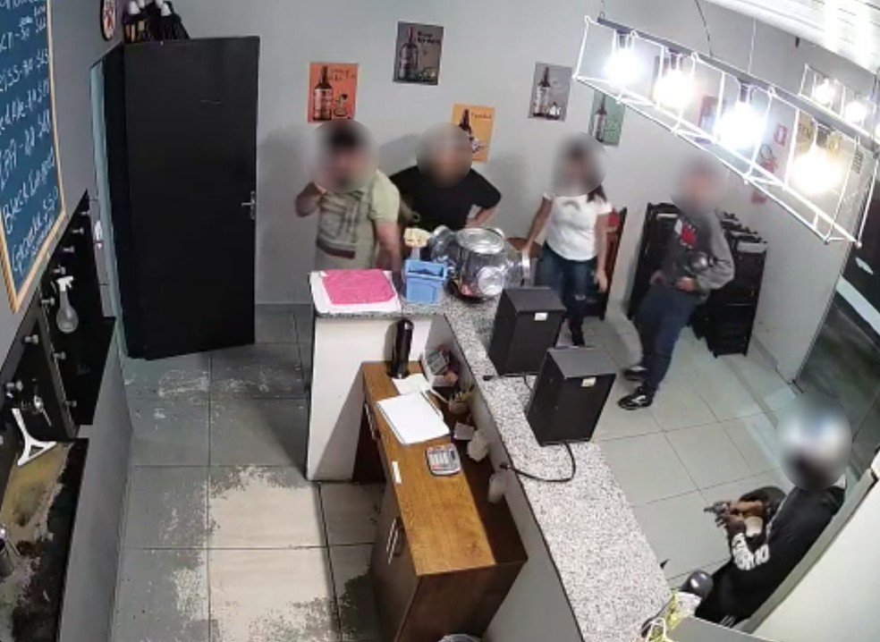 Dupla armada roubou o dinheiro que estava no caixa da choperia — Foto: Reprodução