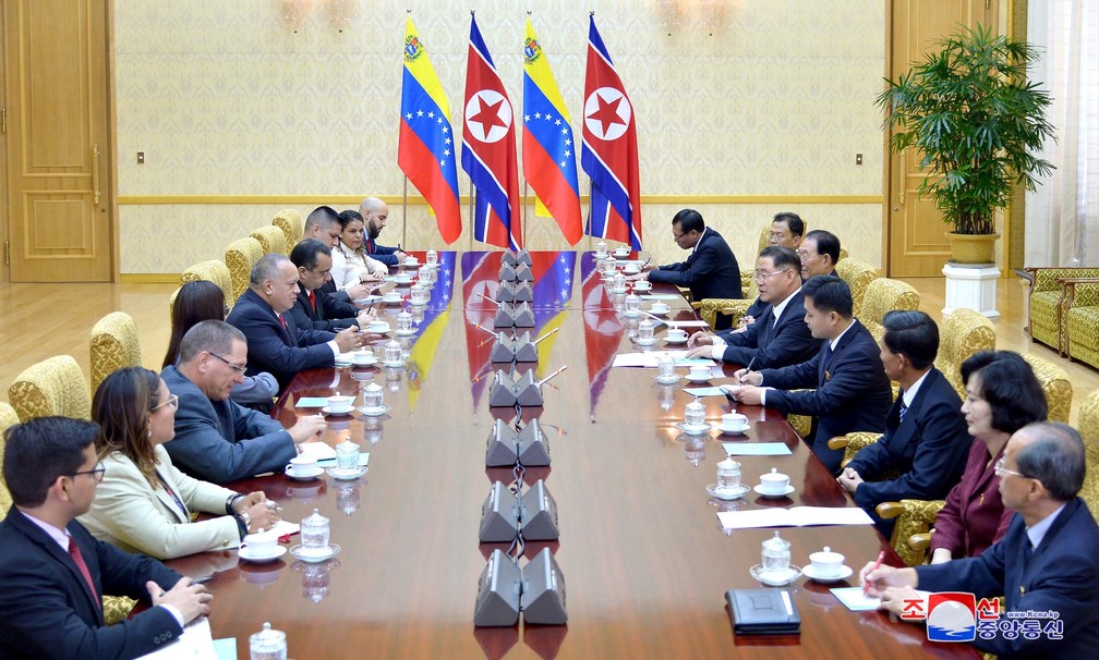 Diosdado Cabello, número dois do chavismo na Venezuela, reúne com sua equipe e integrantes do governo da Coreia do Norte — Foto: KCNA via Reuters