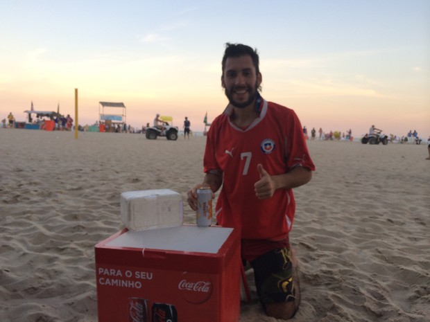 Cristóbal, de 21 anos, revende cerveja na orla da praia para ganhar dinheiro (Foto: Matheus Rodrigues/ G1)
